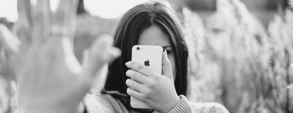 Dekle fotografira s pametnim telefonom
